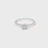 Anillo solitario en oro blanco de 14K con un diamante de 0.15 ct