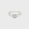 Anillo solitario en oro blanco de 14K con un diamante de 0.25 ct