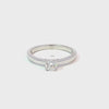 Anillo solitario en oro blanco de 14K con un diamante de 0.35 ct